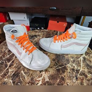 Vans women's Off The Wall skateboard leather hi-top size 9.5.   207